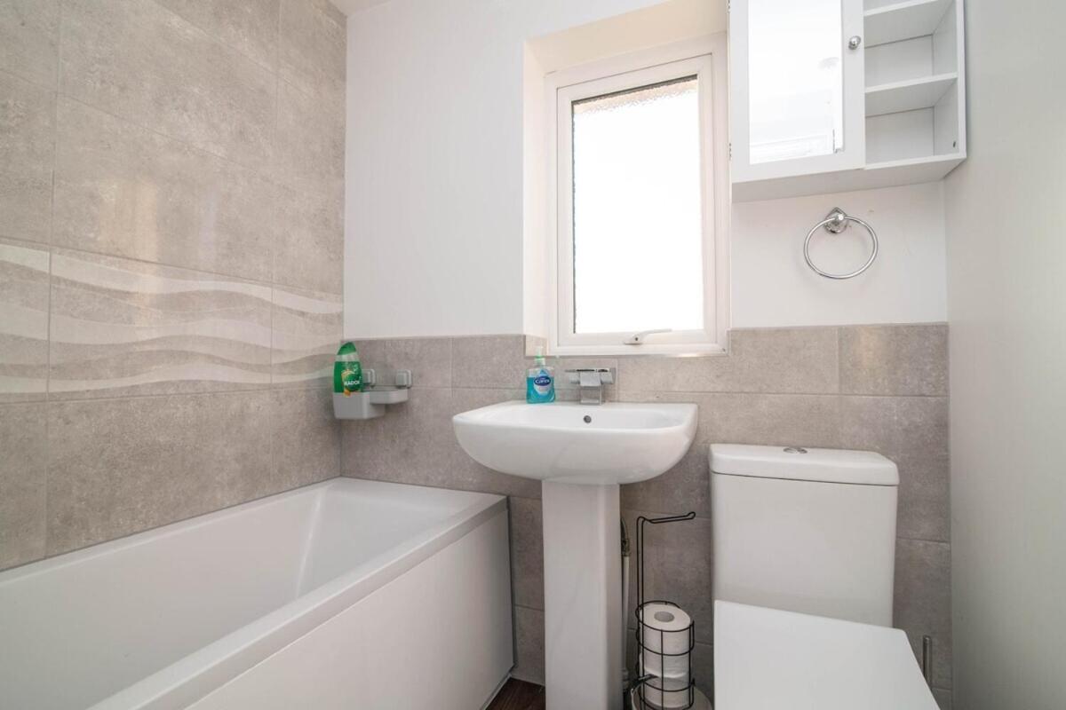 Spacious Two Bed House With Parking And Garden Dudley Ngoại thất bức ảnh